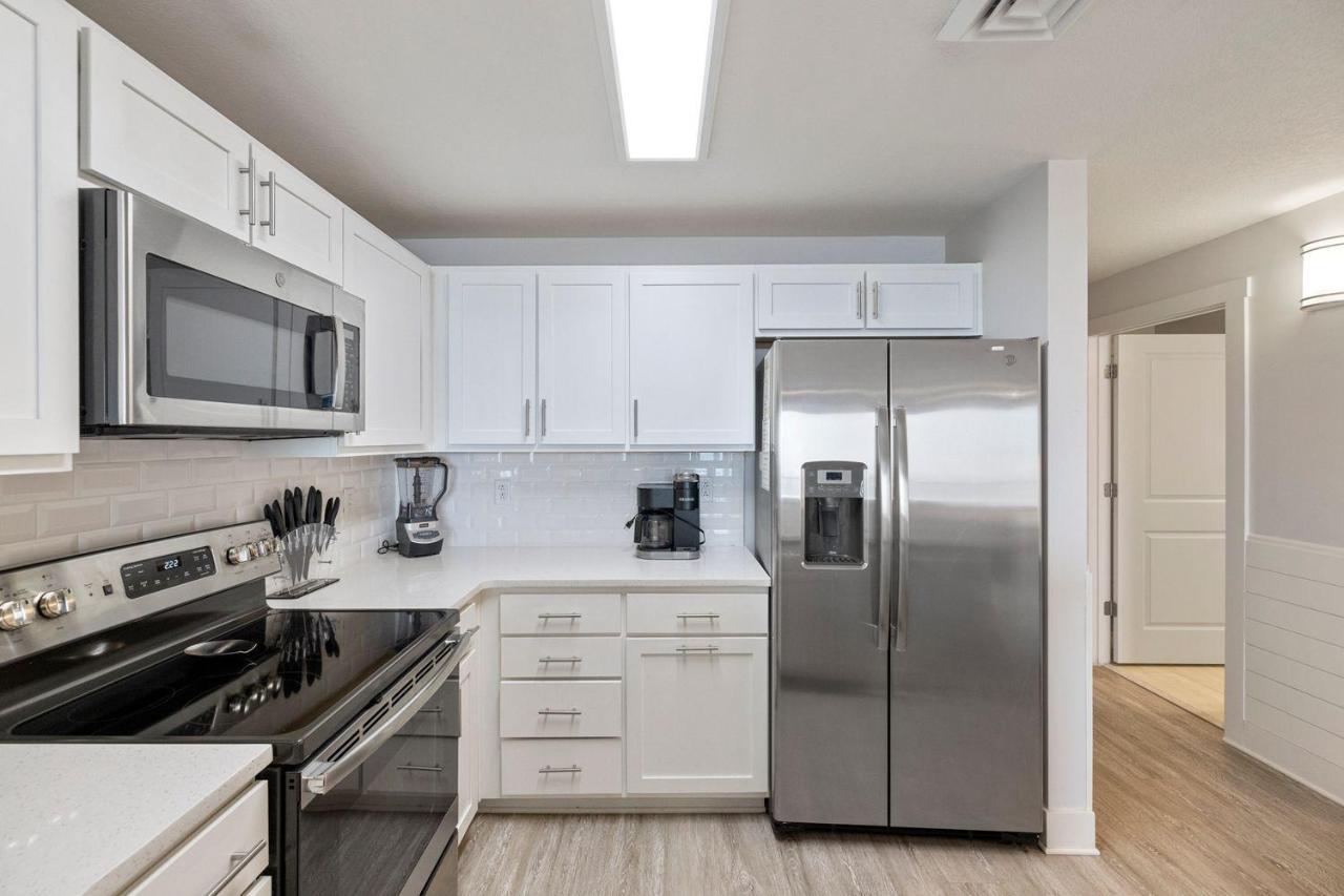 Modern Vibe With A Breathtaking View - Stunning Pool - Pier Park Apartment